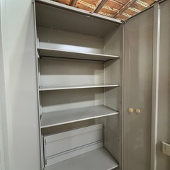 鍵あり 両開き スチール 書庫 事務用品の画像