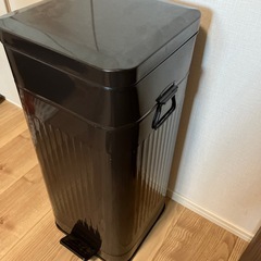 ダークブラウン大きめのゴミ箱の画像