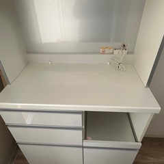 キッチンボード 食器棚の画像