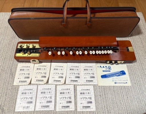 スズキ大正琴蘭アンプ ソプラノ絃 付き (クリア) 梅迫の弦楽器、ギター