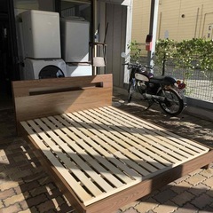 クイーンサイズベッドフレーム(160x200)の画像