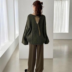 olu. バックベルトループニットの画像