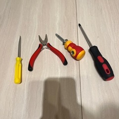 突っ張り棒、万年カレンダー、工具の画像