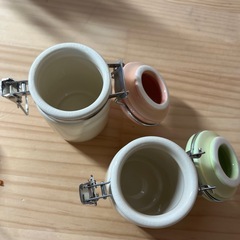 可愛い陶器の保存容器　2個　の画像