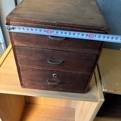 レトロな木製小箱の画像