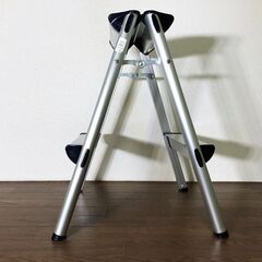 アルミ踏み台2段 KF-DA02 家庭用脚立・2段ステップ台 耐荷重100㎏ 双日九州 折りたたみ足場 軽量アルミ脚立の画像