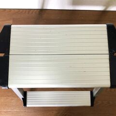 アルミ踏み台2段 KF-DA02 家庭用脚立・2段ステップ台 耐荷重100㎏ 双日九州 折りたたみ足場 軽量アルミ脚立の画像