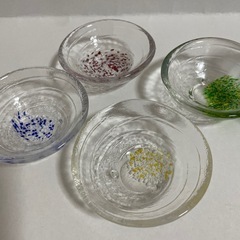 ガラス小皿4点＋グラス1点セット（小皿内径約8cm）の画像