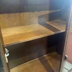 ガラス戸付き　趣味収納　戸棚の画像