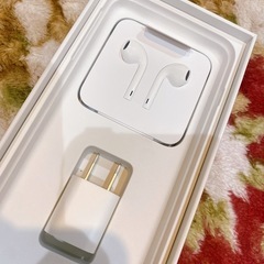 iPhoneのイヤホンとACアダプターの画像