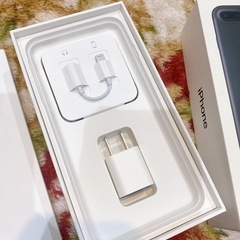 iPhoneのイヤホンとACアダプターの画像