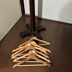 【0円】木製ポールハンガー（ハンガー7本付き） の画像