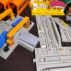 プラレール、駅、踏み切り、全部セットの画像