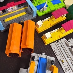 プラレール、駅、踏み切り、全部セットの画像