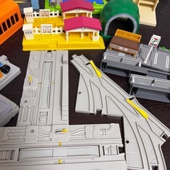 プラレール、駅、踏み切り、全部セットの画像
