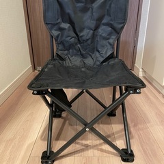 折りたたみ式の軽量キャンプチェアの画像