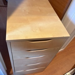 高さが違う引き出しが便利な収納。の画像