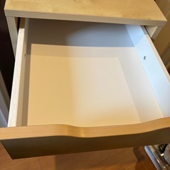 高さが違う引き出しが便利な収納。の画像