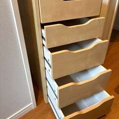 高さが違う引き出しが便利な収納。の画像