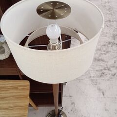 リユースのサカイ栃木店★ジモティ割あり★  スタンドライト ベージュ W36×D36×H151 クリーニング済み TC12160の画像