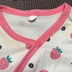 ベビー服 ロンパースとカーディガンの画像