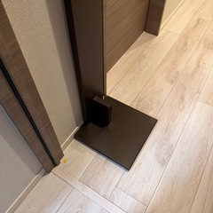 ダイソン コードレスクリーナー 用 壁掛け収納 スタンド ネジ付き V10 V8 V7 V6 DC74 DC62 DC45 DC35 対応 ダークブラウンの画像