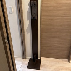 ダイソン コードレスクリーナー 用 壁掛け収納 スタンド ネジ付き V10 V8 V7 V6 DC74 DC62 DC45 DC35 対応 ダークブラウンの画像