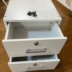 鍵付きキャビネット｜白・木製｜収納棚の画像