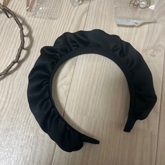 カチューシャとピアスの画像