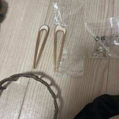 カチューシャとピアスの画像