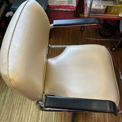 ベージュ色のキャスター付きセットイス2脚の画像