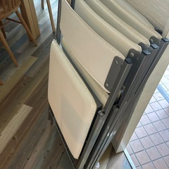 白色　折りたたみ椅子　6脚の画像