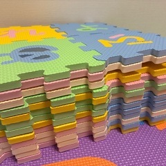 【美品】ユノックス ジョイントマット ひらがな パズルマット 15×15×厚さ1cmの画像