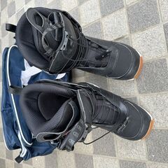 スノーボード2台とブーツのセットの画像