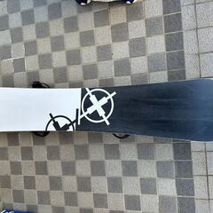 スノーボード2台とブーツのセットの画像