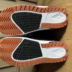 スノーボード2台とブーツのセットの画像