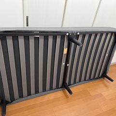 シングルベッド、テーブル
の画像