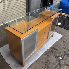 ガラス天板つきサイドボード　キャビネット　の画像