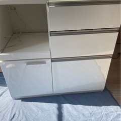 キッチンボード　食器棚の画像