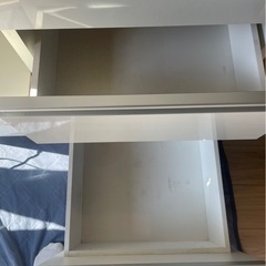 キッチンボード　食器棚の画像