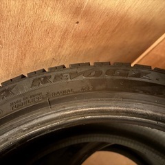 225/45/18冬タイヤ 美品 バリ溝 RevoGZの画像