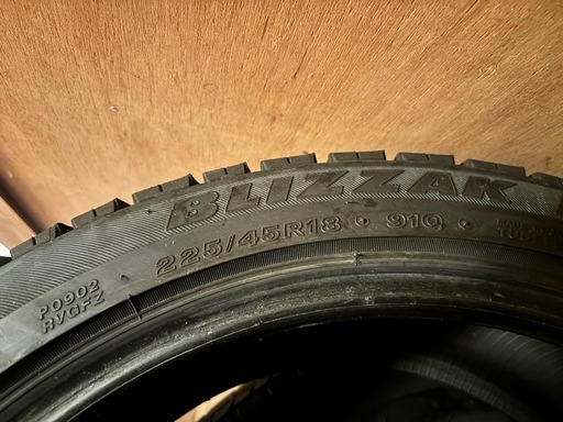 225/45/18冬タイヤ 美品 バリ溝 RevoGZ
