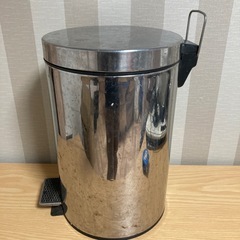 蓋付ゴミ箱の画像