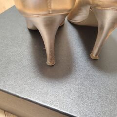 FABIO RUSCONI ピンクゴールド パンプスの画像