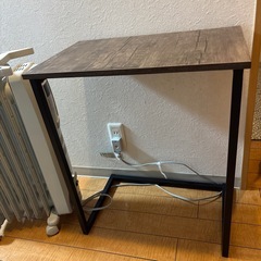 amazonで購入したサイドテーブルの画像