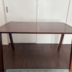 テーブルと机1脚の画像