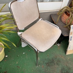 使用感たっぷりの椅子の画像