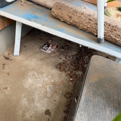 外で使用していた水色のテーブルの画像