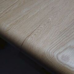 【🉐→下記】✨全ての価格✨『✨ソファーのような長いイスが２脚✨』➕️『８人以上も楽々座れる❗“木製 一枚板”の“しっかりしたダイニングテーブル😃”の【ダイニングテーブルセット】😆作業台にも😃ゲーム台にも・・ソファーのようなイスは😄ベンチとしても・・使えるよの画像