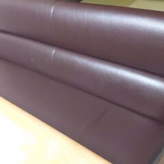 【🉐→下記】✨全ての価格✨『✨ソファーのような長いイスが２脚✨』➕️『８人以上も楽々座れる❗“木製 一枚板”の“しっかりしたダイニングテーブル😃”の【ダイニングテーブルセット】😆作業台にも😃ゲーム台にも・・ソファーのようなイスは😄ベンチとしても・・使えるよの画像